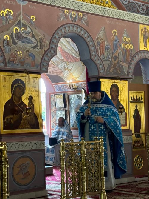 Тихвин чиркәвендә бәйрәм Литургиясе узды