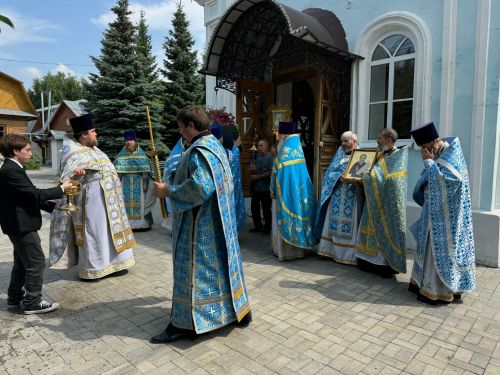 Тихвин чиркәвендә бәйрәм Литургиясе узды
