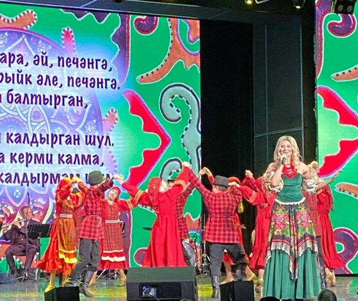 Марина Карповага — 35: зал тулы тамашачы, бәйләм-бәйләм чәчәкләр, халык симфониясе