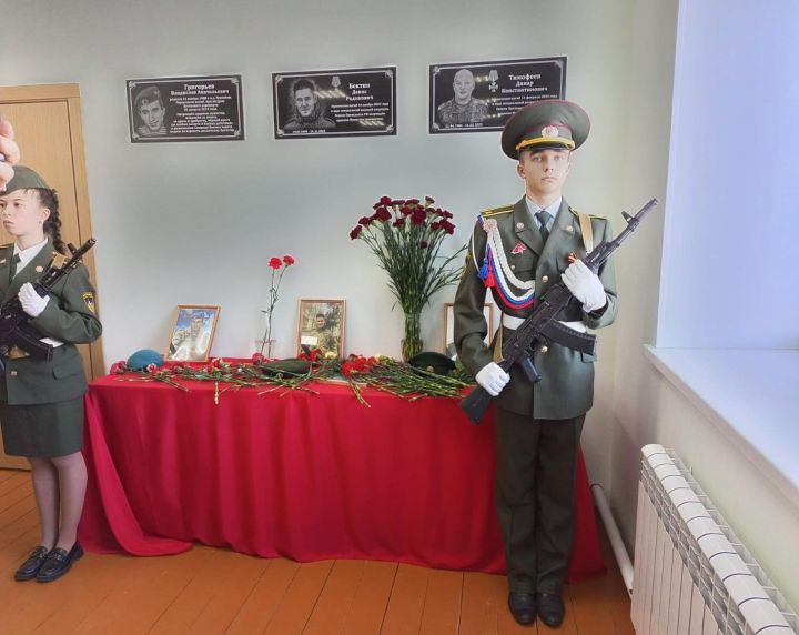 Үрәсбашта хәрбиләр истәлегенә мемориаль такта куелды