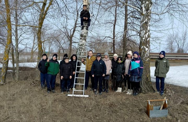 Село-Чура балалары «Кошларга ярдәм ит» акциясенә кушылды