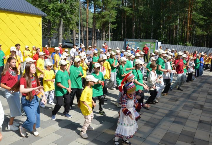 «Бәрәкәт»леләр республика смотрында «Айбагыр»ны тәкъдим иттеләр