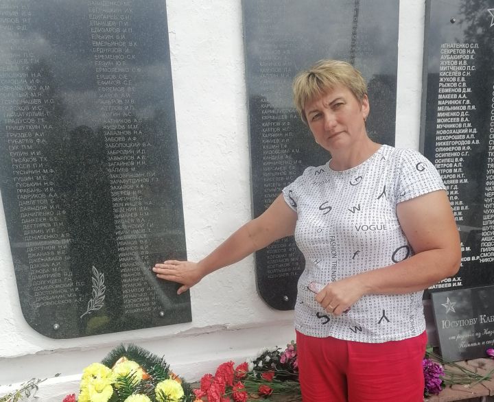 Мәшләктән Валентина Вафина 1944 елда сугышта һәлак булган бабасы каберенә барган