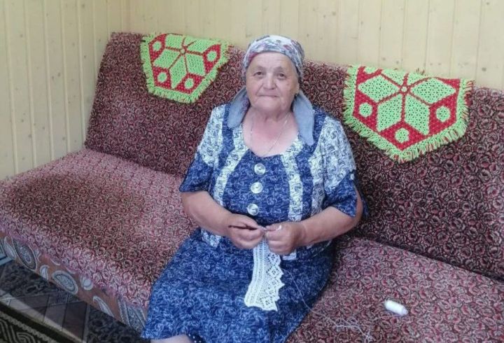 «Дружба» поселогыннан Лиза Ефимова «Туганайлар»ны үзе дә укый, түтиләренә дә газета уку бәхете бүләк итә