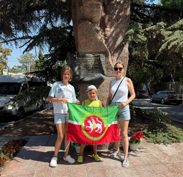 Муллиннар гаиләсе Севастопольдә керәшен герое Новиков бюсте янында булганнар