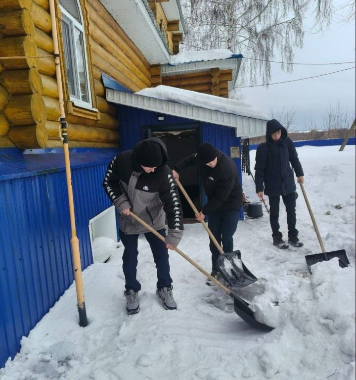 Ленино авылы чиркәвенә юлларны авыл халкы бергәләп чистарта