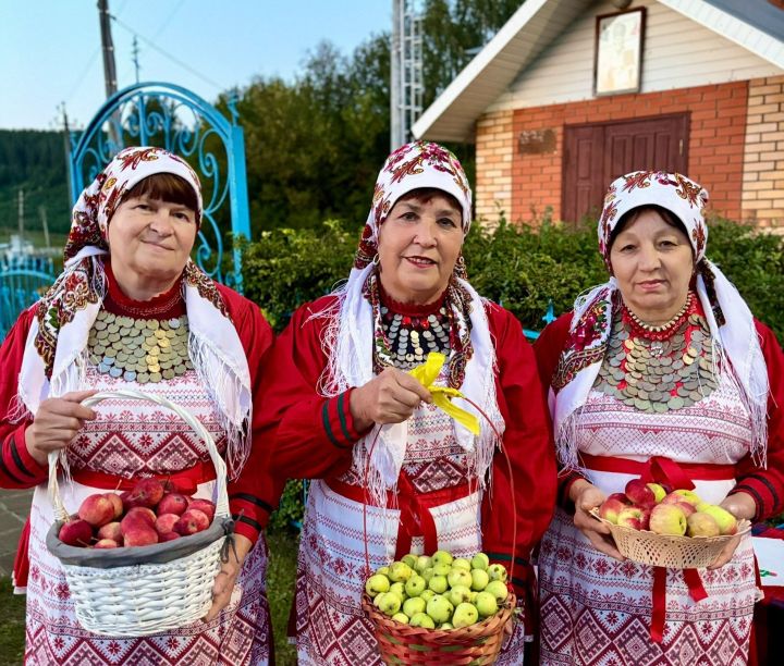 Спас бәйрәмнәре җитә: Бал, Алма һәм Чикләвек Спасы