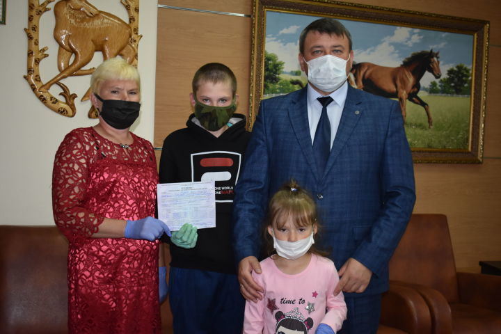 Многодетной семье из Старого Тябердина вручили сертификат на приобретение жилья