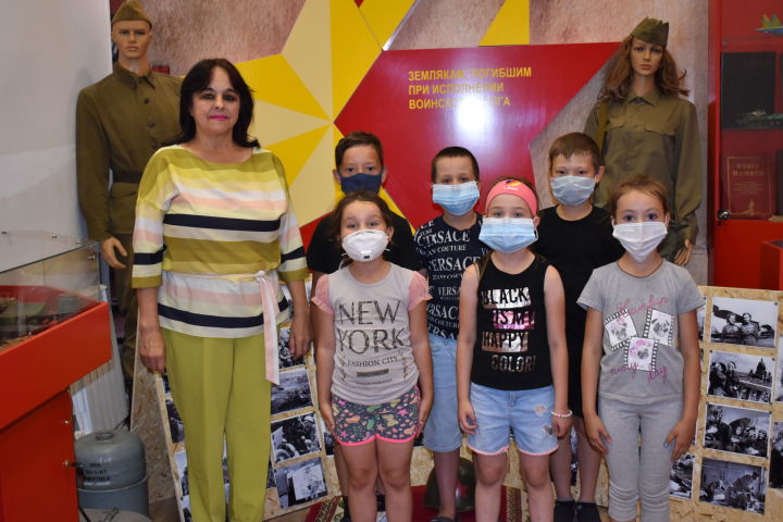 В поселке Татарстан детям провели экскурсию в Музей боевой славы «Патриот»