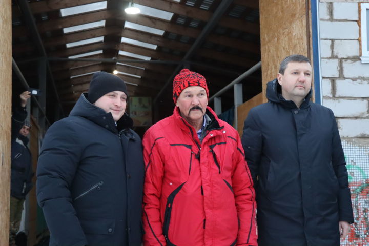 Менделеевск районы фермеры Виктор Леонтьев бүләккә трактор алды