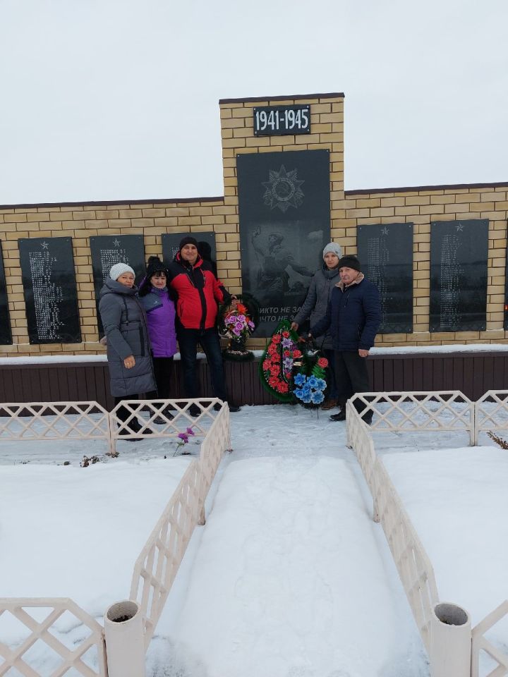 В День Неизвестного солдата в селе Ляки возложили цветы к памятнику павшим в ВОВ