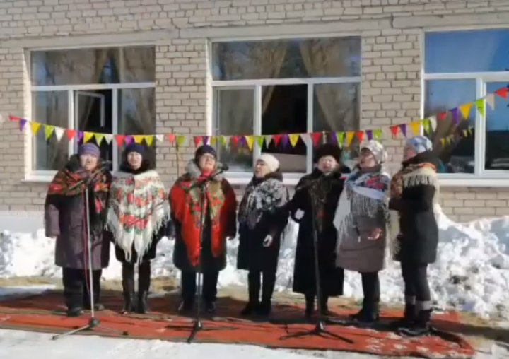 В поселке Кассельский проводили зиму традиционным сжиганием чучела Зимы