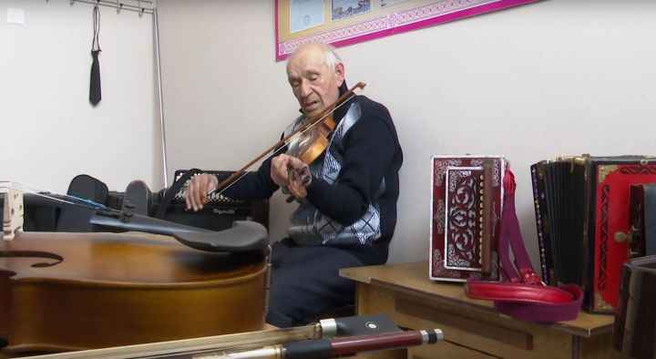 Мамадыштан 84 яшьлек пенсионер скрипкада уйнарга өйрәнгән