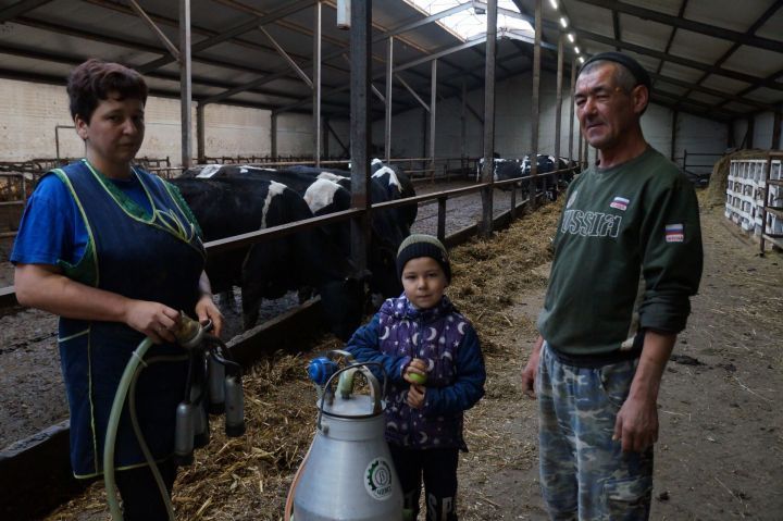 Семья Казаковых из села Альвидино трудится вместе на одной ферме