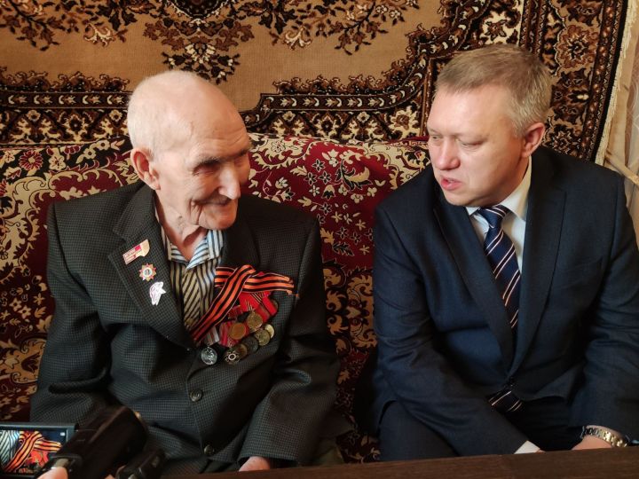 Ветерану из Нагайбакского районы вручили поздравление от президента России