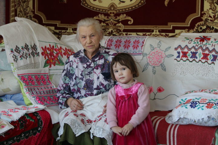 76-летняя жительница Большого Елово увлекается вышивкой