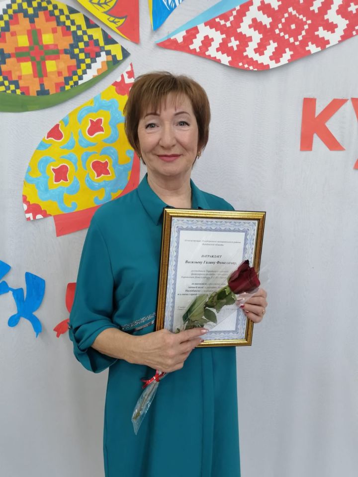 Руководителя нагайбакского ансамбля "Чишмелек" наградили почетной грамотой