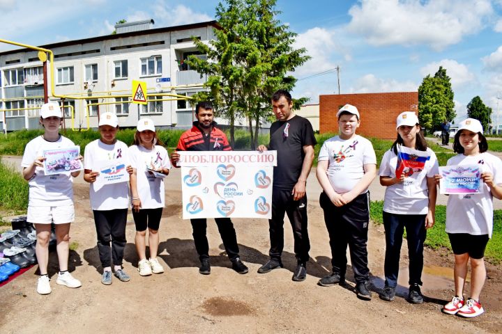 В поселке Татарстан прошла патриотическая акция «Триколор», посвященная Дню России