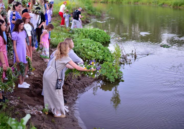 Башкортстандагы Ахманлылар "Иван Купала" бәйрәмендә учак тирәли түгәрәк уен ясаганнар