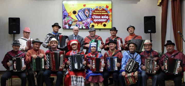 Уйныйбыз да, җырлыйбыз да, гармун кулларыбызда