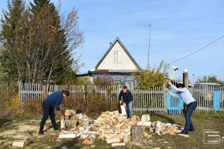 Жене служащего на СВО Людмиле администрация помогла с заготовкой дров