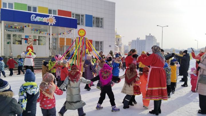 Түбән Каманың бер балалар бакчасында зурлап язны каршы алганнар