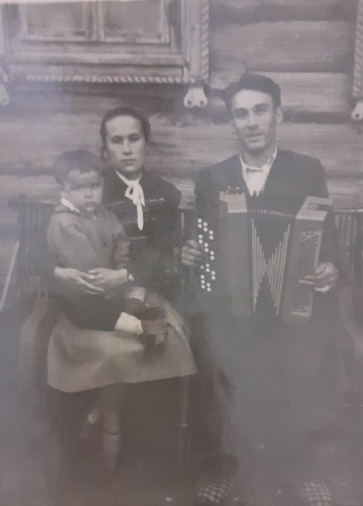 Лариса Әхмәтшина: Безнең фотоларда семья тарихы гына түгел, авыл, ил үткәне саклана
