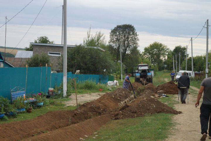 В селе Ковали идут работы по замене старого водопровода