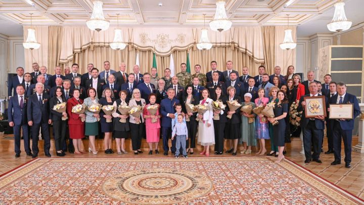 Татарстан Рәисе керәшен карендәшләргә дәүләт бүләкләре тапшырды