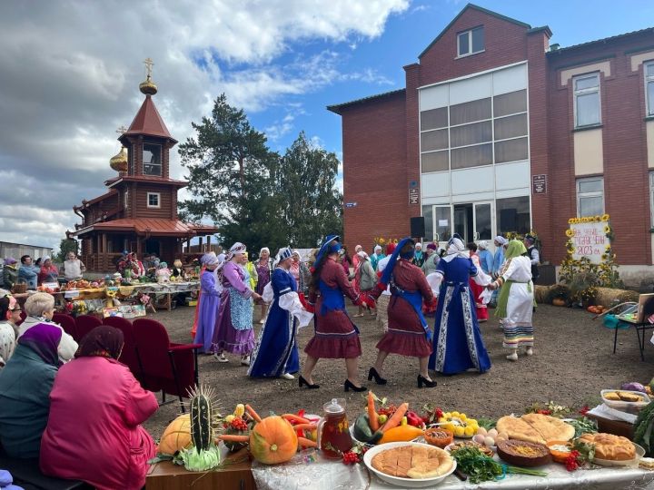 В селе Красный Баран прошёл ежегодный праздник «Яңа уңыш тугәрәк уены» («Хоровод нового урожая»)