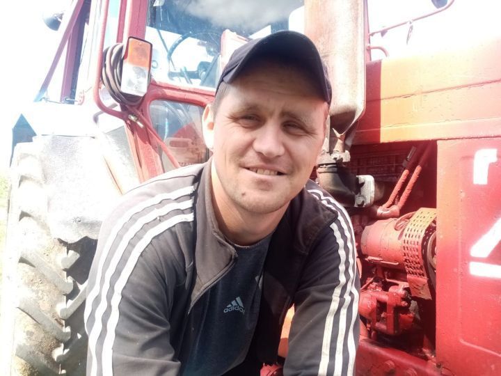 Масловка тракторчысы Петр Максимов әти-әнисе хезмәтен дәвам итә