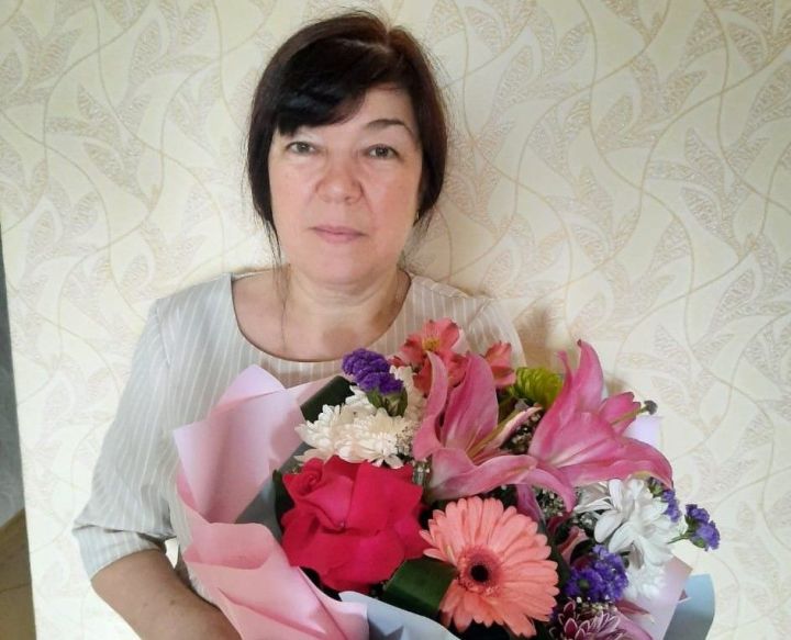 Мария Толстова үз куллары белән гүзәллек тудыра
