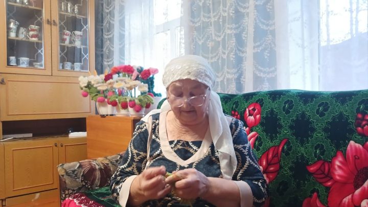 Галина Романованың өен үзе чиккән картиналар, бәйләнгән салфеткалар бизи