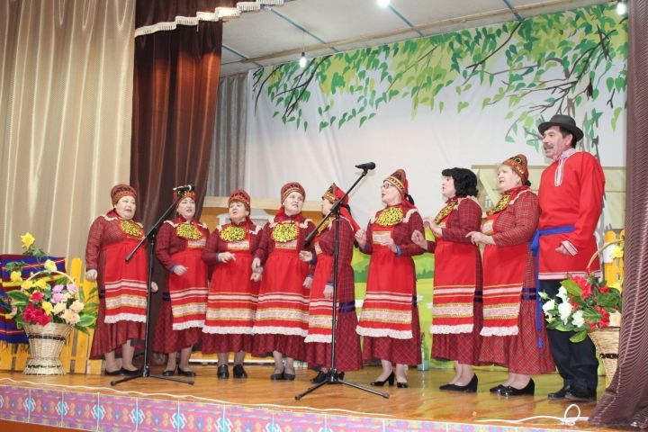 Концерт Новоиликовского клуба начался с выступления фольклорного ансамбля «Туганайлар»
