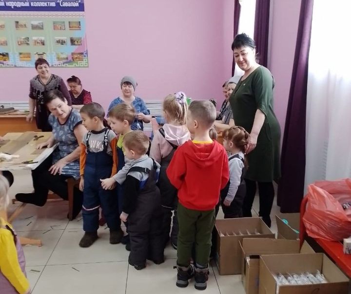 Сәвәләйдә маскировка челтәре үрү буенча мастер класс күрсәткәннәр