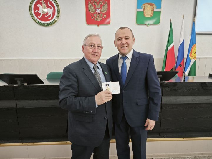 Алексея Ефимова наградили юбилейным нагрудным знаком