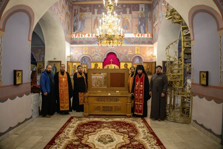 В храм Тихвинской иконы Божией Матери привезли мощи преподобного Макария Алтайского