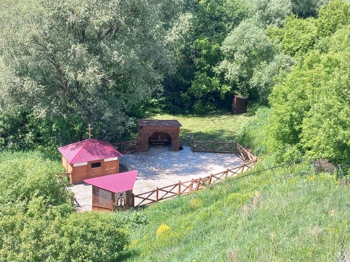 Сотрудники школы села Ленино благоустроили родник