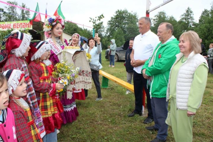 Субашта Тройсын бәйрәменә килгән халык уеннарда, спорт ярышларында актив катнашты