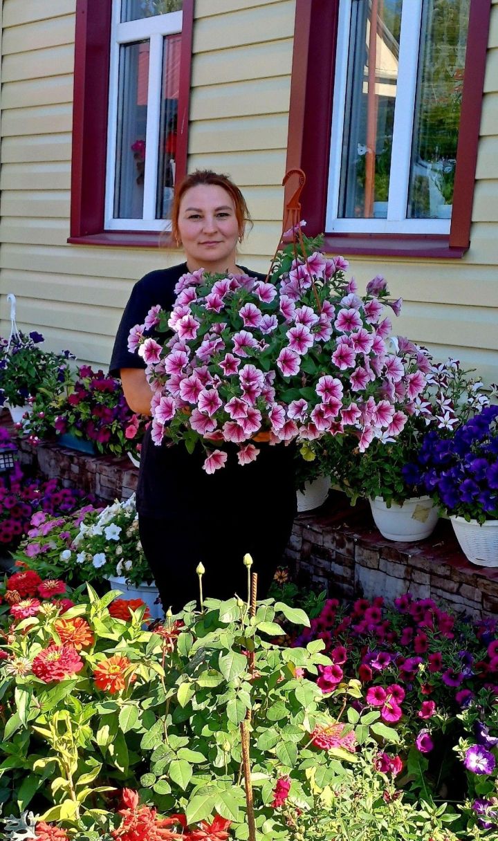 Казаннан Лариса Николаева: “Туган нигез изге бит ул – әнкәй рухы, яшәү төсе”