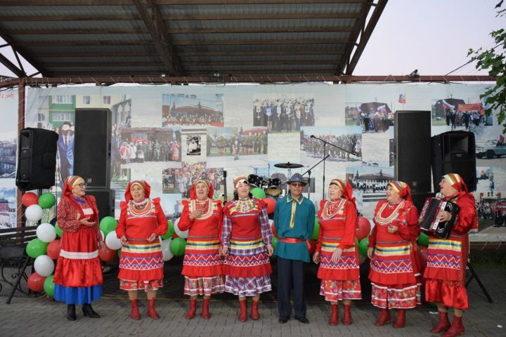 «Нардуган» керәшен фольклор ансамбле Шәмәрдәндә бәйрәмдә катнашкан