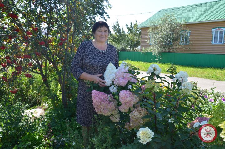 Рая Димитриева: «Чәчәкләрне бала караган кебек тәрбияләргә кирәк»