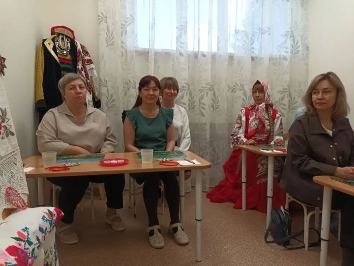 «Баш чишмә» ансамбле хореографы Надежда Кузьмина балалар бакчасында мастер-класс күрсәткән