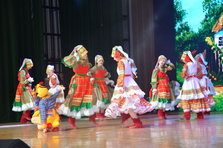 Гурий Тавлинны искә алу кичәсендә Зәй укучылары сәхнәдә оста уйнаулары белән сокландырды