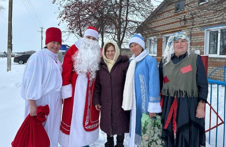 Бахтада Кыш Бабай белән Кар кызы махсус хәрби операциядәгеләрнең гаиләләре янында булдылар
