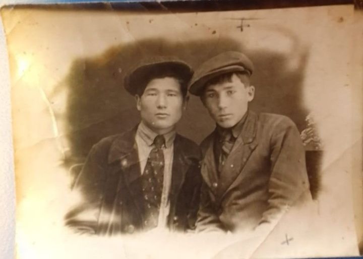 Әлбәдәннән Александр Козлов сугыш юллары аша узган әтисе белән дәдәсе турындагы истәлекләрне саклый
