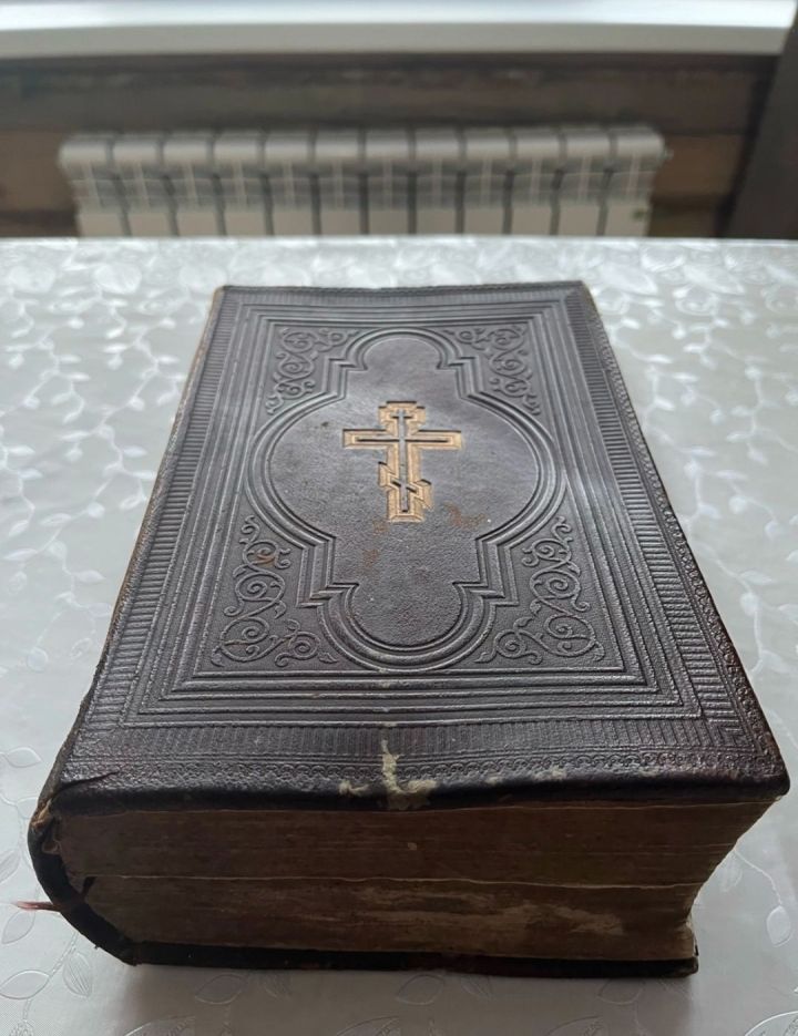 Элгәредән калган гаилә мирасы: Библия китабы, эш кораллары, дулкын кырлы ипи калае