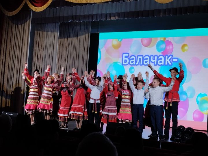 Село-Чура мәктәбе коллективы «Балачак – бәхет иле» дигән концерт куйганнар