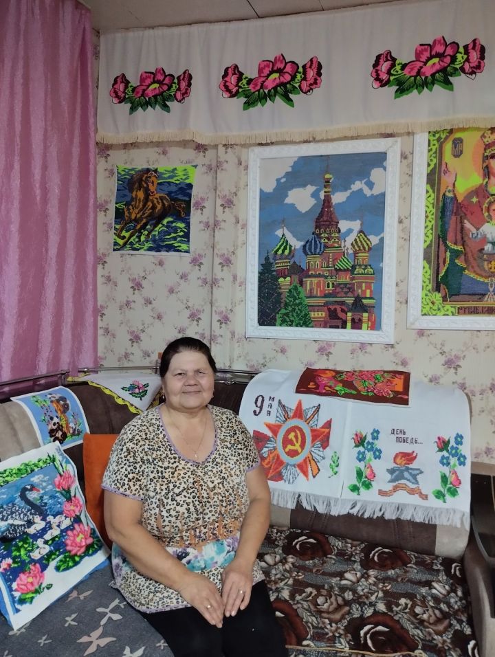 Тәрбиттән Зоя Аввакумова сугыш ветераны булган әтисе истәлегенә сөлгеләр чиккән