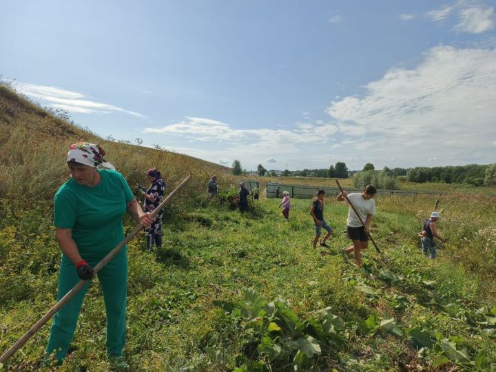 Үри һәм Бирдебәк авылы кешеләре чишмә яннарын чистартты